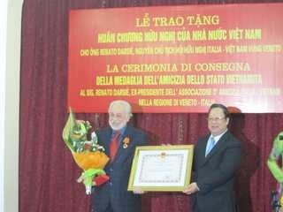 Remise de l’Ordre de l’Amitié à un grand ami italien - ảnh 1